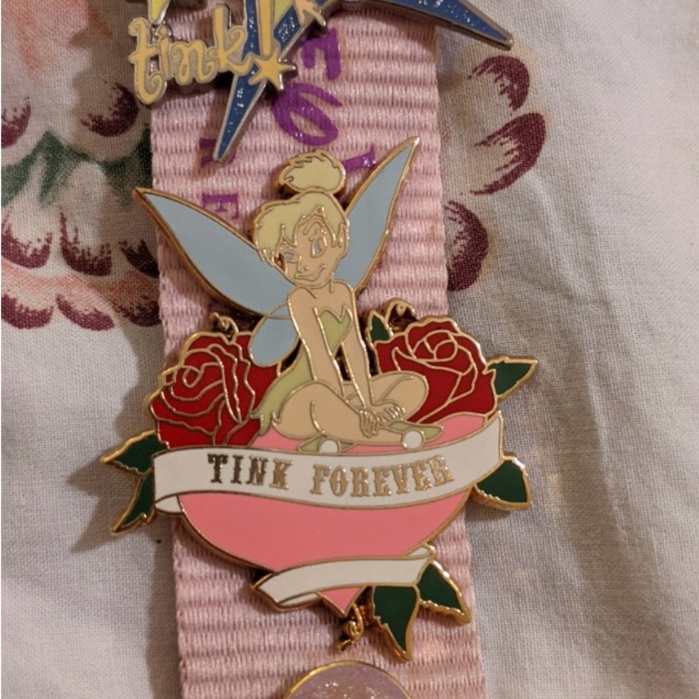 Vintage Disney World pin collection & lanyard - Picture 4 of 13